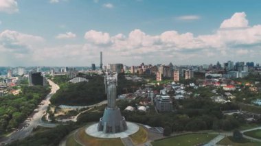 Dinyeper Nehri Kıyısında Ki Anavatan Paslanmaz Çelik Heykeli, Kiev, Ukrayna.