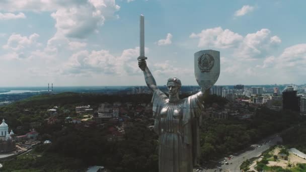Скульптура Вітчизни з нержавіючої сталі на березі Дніпра, Київ, Україна. — стокове відео