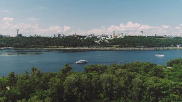 Crucero blanco flota a lo largo de ancho del río . — Vídeo de stock