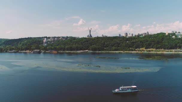 Edelstahlskulptur der Heimat am Ufer des Flusses Dnjepr, Kiew, Ukraine. — Stockvideo