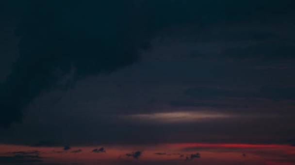 Grandes nubes de tormenta al atardecer . — Vídeos de Stock