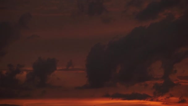 Große Gewitterwolken bei Sonnenuntergang. — Stockvideo