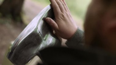 Ax ile Profesyonel İşçi İşleri yakın çekim. Takım Bileme Kalite Kontrolü.