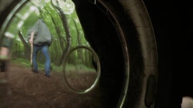 Vahşi Yaprak Döken Ormanda Pro Balta ile Profesyonel Woodcutter Yürüyüş Ayna Yansıması.