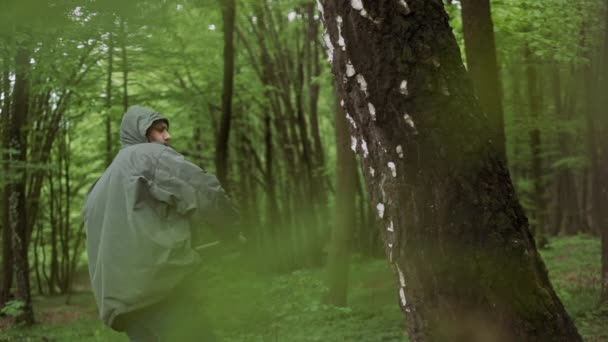 Casual houtsnijder werken met AX in wild bladverliezend bos. — Stockvideo