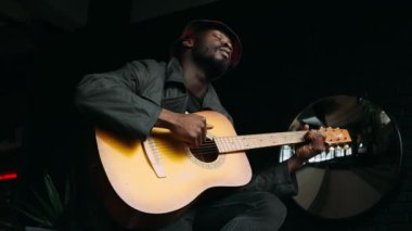 Genç Afro-Amerikan Man Gitar romantik müzik oynamak.