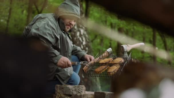 Casual turista cocina deliciosa barbacoa comida en la parrilla caliente para la fiesta de amigos al aire libre . — Vídeo de stock