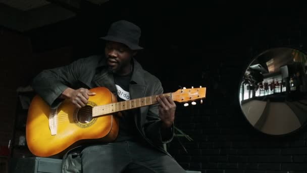 Junger afroamerikanischer Mann spielt romantische Musik auf der Gitarre. — Stockvideo