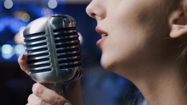 Close-up de Talentosa jovem mulher cantando música em microfone no quarto acolhedor à noite. Filmado em vermelho épico 4k Uhd Camera . — Vídeo de Stock