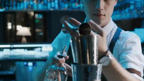 Bartender Mixologist kombinera ingredienser och göra alkoholhaltiga cocktail i baren. Skott på röd Epic 4K UHD kamera. — Stockvideo