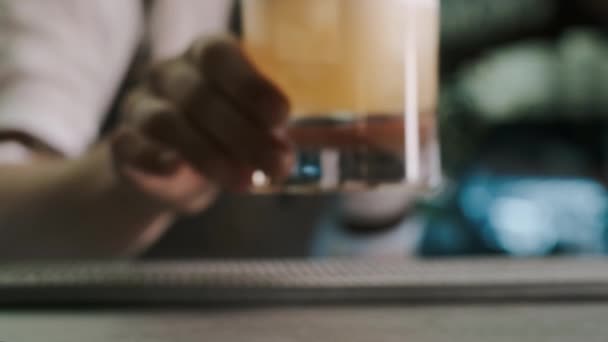 Бармен Миксолог Сочетание ингредиентов и изготовление алкогольного коктейля в баре. Снимок сделан на камеру Red Epic 4k Uhd . — стоковое видео