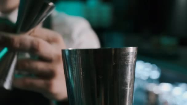 Bartender Mixologist Kombinere ingredienser og gøre alkoholholdige cocktail i Bar. Skudt på Red Epic 4k Uhd kamera . – Stock-video