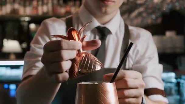 Barmana Mixologa kombinování přísad a vytvoření alkoholického koktejlu v baru. Záběr na červený epický fotoaparát 4k UHD. — Stock video