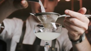 Barmen Mixologist Malzemeler Birleştirerek ve Barda Alkollü Kokteyl Yapma. Red Epic 4k Uhd Kamera da Çekim.