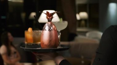 Restoranda Bar'da Alkollü İçecekler Servis Edilmektedir. Red Epic 4k Uhd Kamera da Çekim.