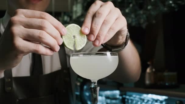 Barista Mixologist Combinazione di ingredienti e fare cocktail alcolici in Bar. Girato sul rosso epico 4k Uhd fotocamera . — Video Stock