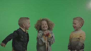 Mutlu Küçük Çocuklar Eğlenmek ve Apple ile Oynamak.