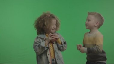 Mutlu Küçük Çocuklar Eğlenmek ve Apple ile Oynamak.