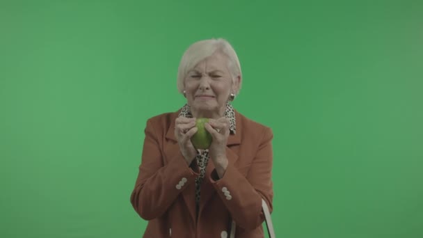 Випадкова жінка стискає сік з яблука руками . — стокове відео