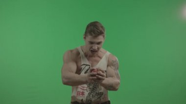 Güçlü Adam Yeşil Arka Planda Apple'a Bağırıyor.