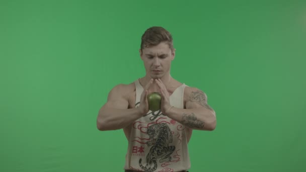 若い男は彼の手でリンゴからジュースを絞ります. — ストック動画