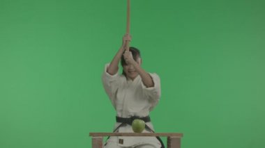 Komik Spor Genç Kadın Stick ile Apple Smashing olduğunu.