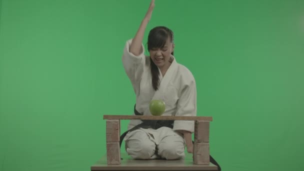 Deportes Yong mujer es aplastar manzana con su mano . — Vídeos de Stock