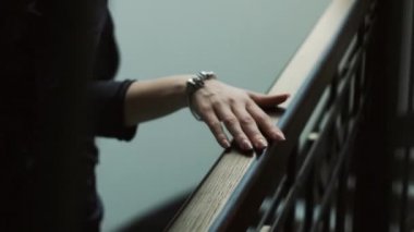 Şık Binada Yürüyen Ve Korkuluklara Dokunan Şehvetli Kadın.