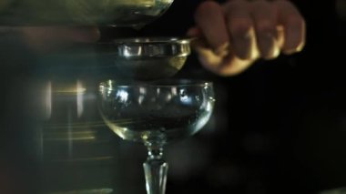 Barmen Karıştırıcı Malzemeleri Birleştiriyor ve Barda Alkolik Kokteyl Yapıyor.
