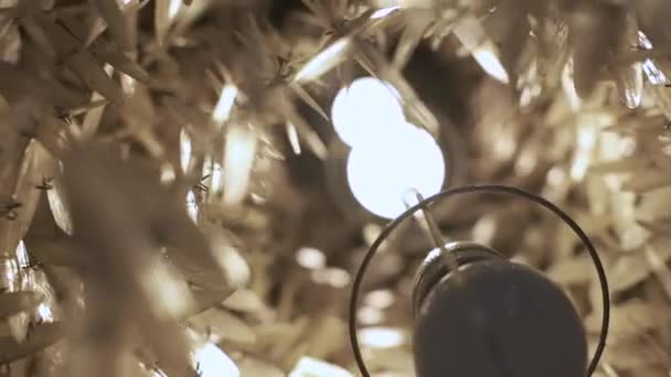 Primer plano de hermosa lámpara de araña en el techo del apartamento . — Vídeos de Stock