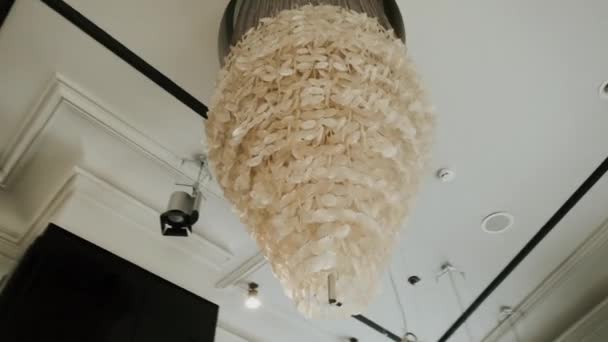 Bellissimo lampadario a soffitto di appartamento . — Video Stock