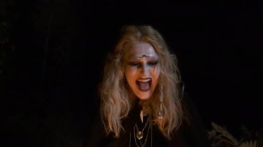 Cadılar Bayramı. Genç cadının resmi..