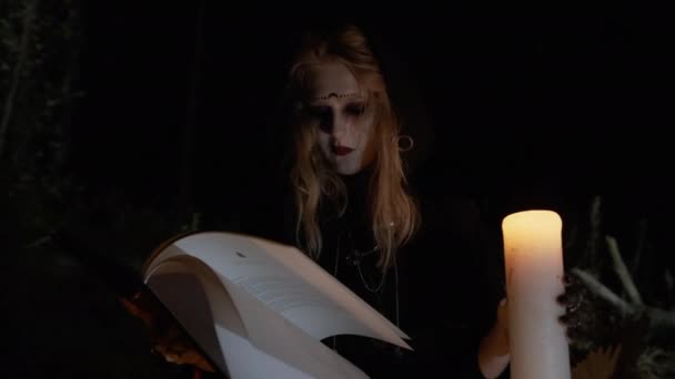 Halloween. L'image de la jeune sorcière. — Video