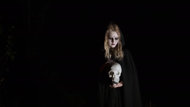 Halloween. Das Bild der jungen Hexe. — Stockvideo