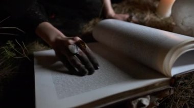 Cadılar Bayramı. Genç cadının resmi..