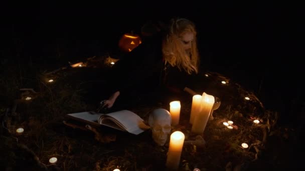 Halloween. L'image de la jeune sorcière. — Video