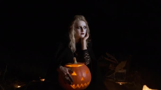 Halloween. Obraz młodej czarownicy. — Wideo stockowe