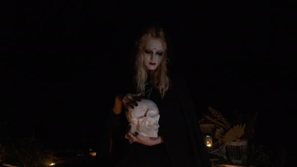 Hermosa bruja. Imagen de Halloween . — Vídeos de Stock