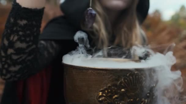 Closeup Of Witch Hands. Sorcière à la table écarte les cristaux magiques. Halloween Image . — Video