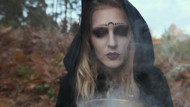 Jonge heksenvertellers in het bos. Halloween. — Stockvideo