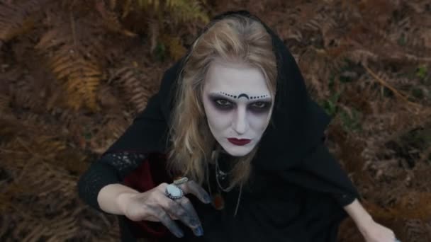 Изображение Хэллоуина. Портрет молодой ведьмы . — стоковое видео