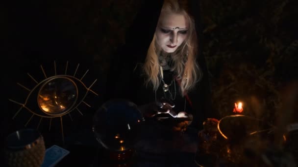 Imagen de Halloween. Retrato de una bruja joven. Bruja en negro con capucha Cabo . — Vídeo de stock