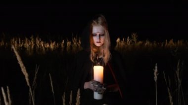 Cadılar Bayramı. Genç cadının resmi..