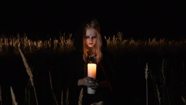 Halloween. Imaginea unei tinere vrăjitoare . — Videoclip de stoc