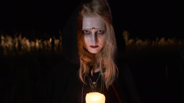 Halloween. Obrázek mladé čarodějnice. — Stock video