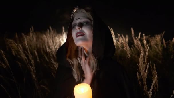 Halloween. L'image de la jeune sorcière. — Video