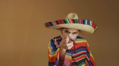 Çok renkli pançolu ve şapkalı genç Meksikalı..