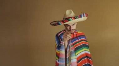 Çok renkli pançolu ve şapkalı genç Meksikalı..