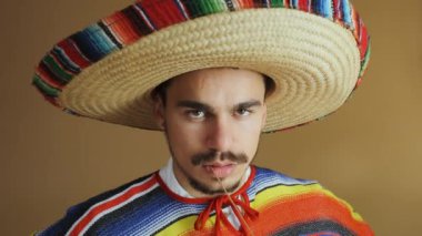 Çok renkli pançolu ve şapkalı genç Meksikalı..
