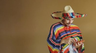 Çok renkli pançolu ve şapkalı genç Meksikalı..